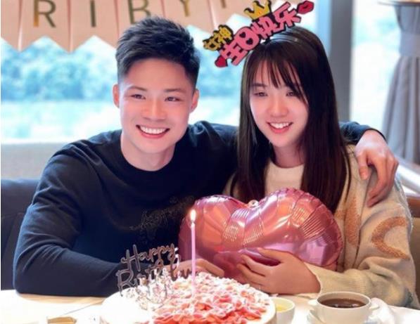 林艳芳|苏炳添为林艳芳庆生！娇妻罕见现身，儿子已3岁她却仍像大学生