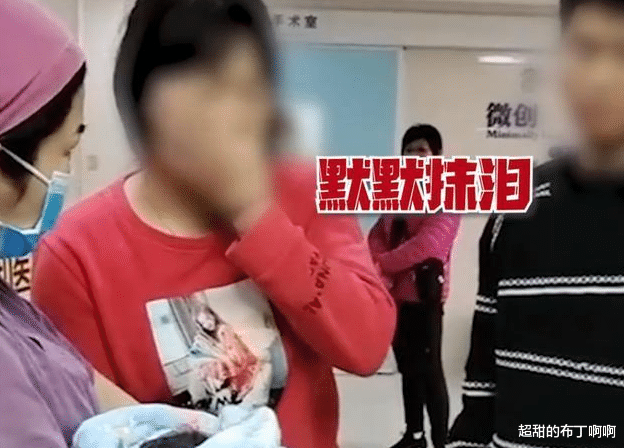 广东一婆婆得知生完宝宝的儿媳在缝针,下一秒心疼落泪,网友酸了