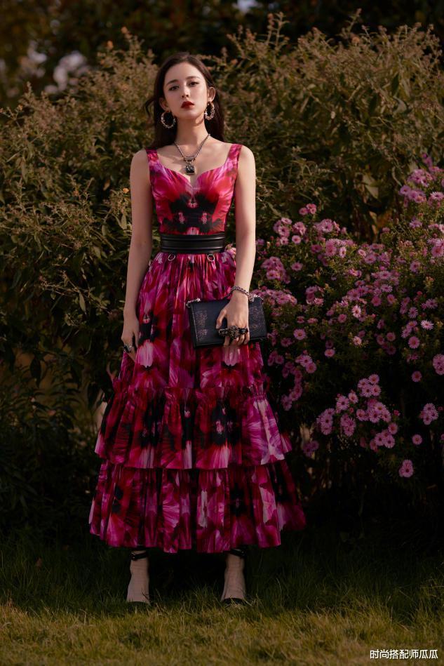 时尚搭配师瓜瓜|被娜扎新造型惊艳到了，抹胸衬衫配热裤尽显长腿优势，复古又时髦