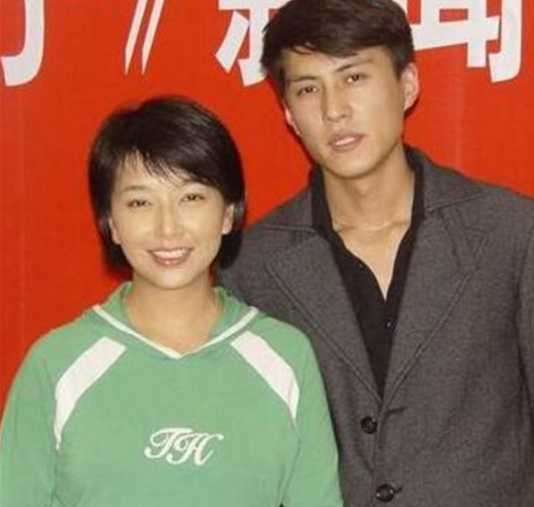 靳东|她曾与靳东同居五年，今带女儿嫁小19岁鲜肉，丈夫还是马伊琍前任