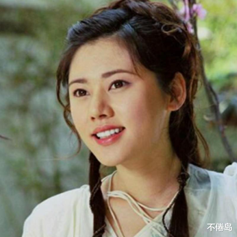 不倦岛|于晓光与美女亲密搂抱，网友心疼秋瓷炫：原生家庭不幸的女孩子必须认清这一点，才能得到幸福。