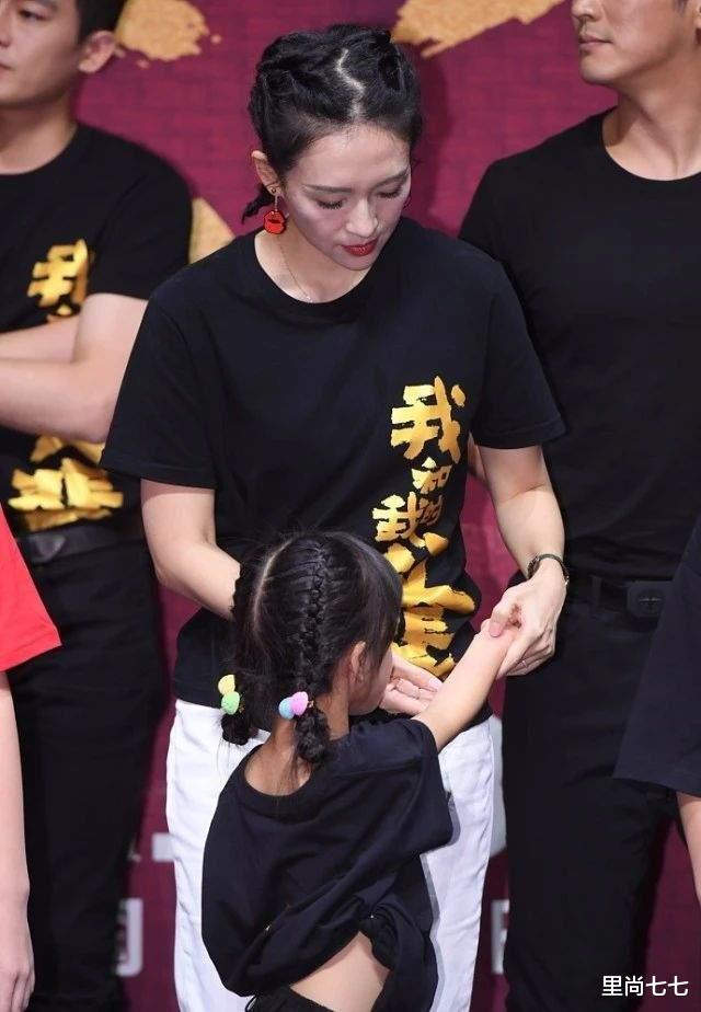 章子怡|汪峰携长女助阵章子怡！小苹果公开首秀超害羞，继母台上母爱爆棚