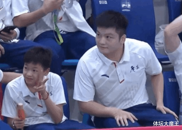 全红婵|谢思埸与樊振东自拍，全红婵突然入镜，红姐：谢哥怎么不带我呢！
