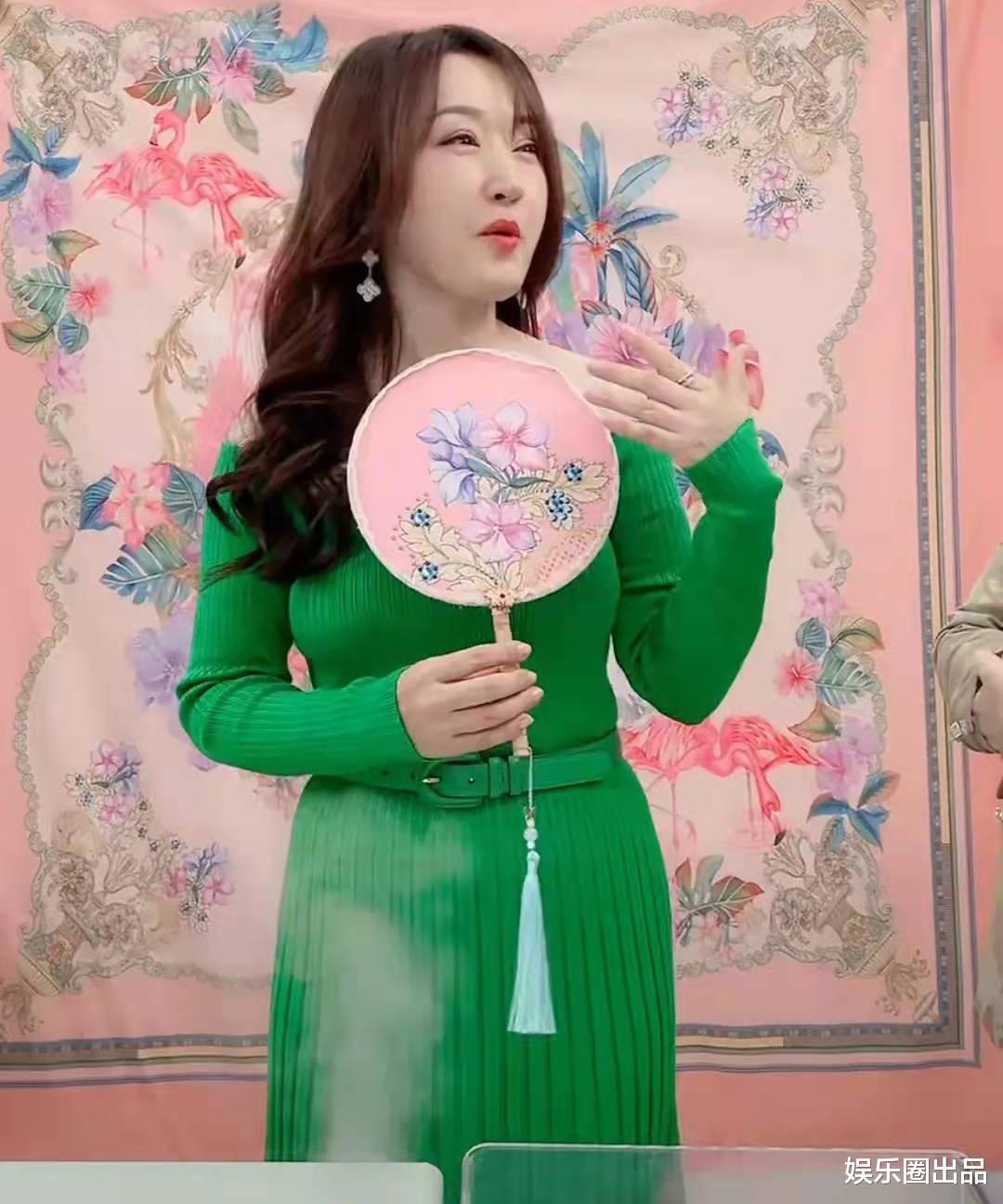 杨钰莹|杨钰莹的直播造型火了，穿露肩长裙涂粉色唇彩，被指太招摇了