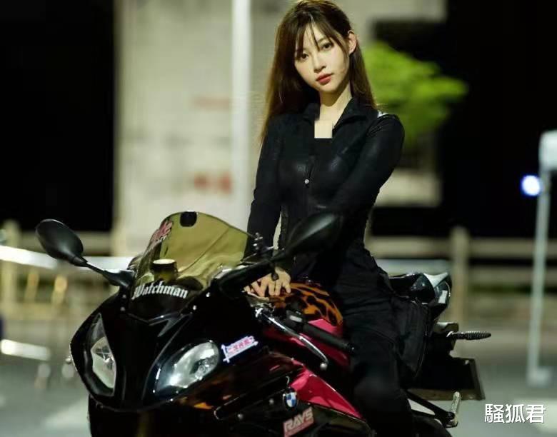 短视频|痞幼要直播染头发了？跟若凌玩LOLM，粉丝：想看骑机车！