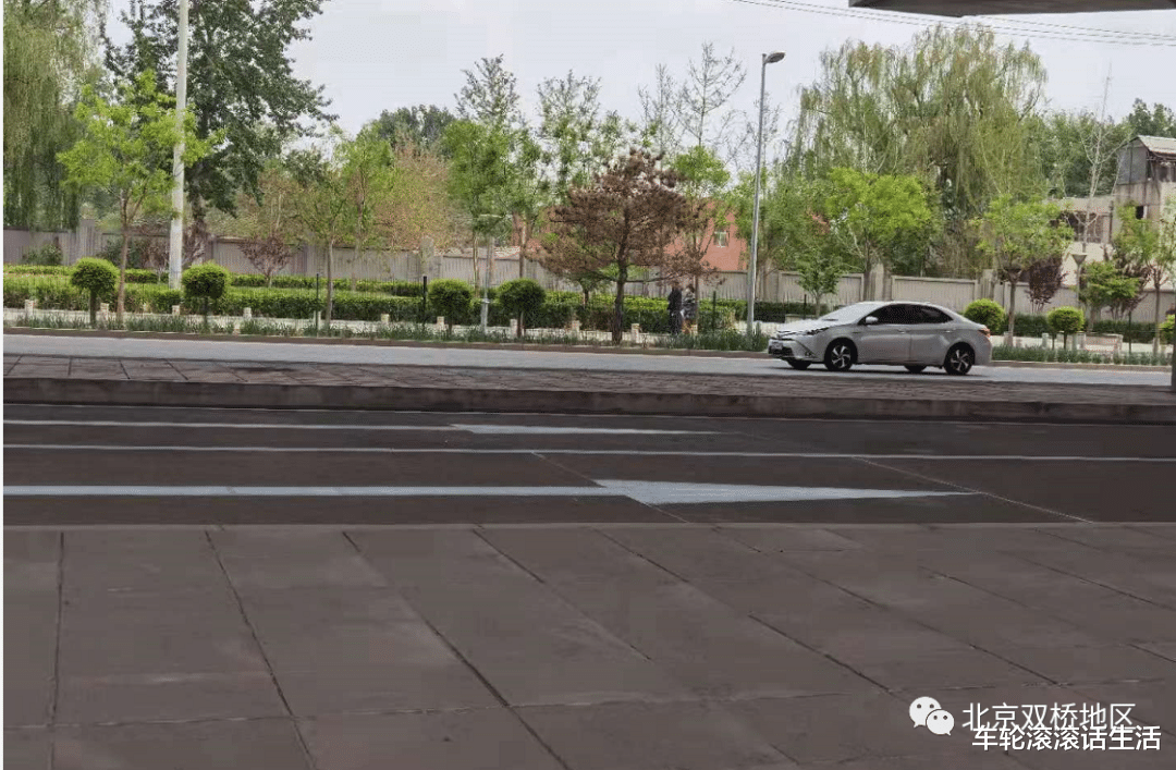 车轮滚滚话生活 广渠快速路中间辅路开始施划道路指向标识标线