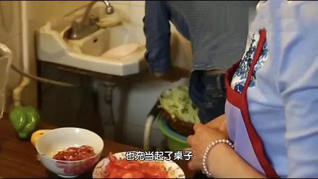 设计师|15米大树穿过20㎡老屋，一家人害怕遭雷劈，出价8万挖走也不敢卖