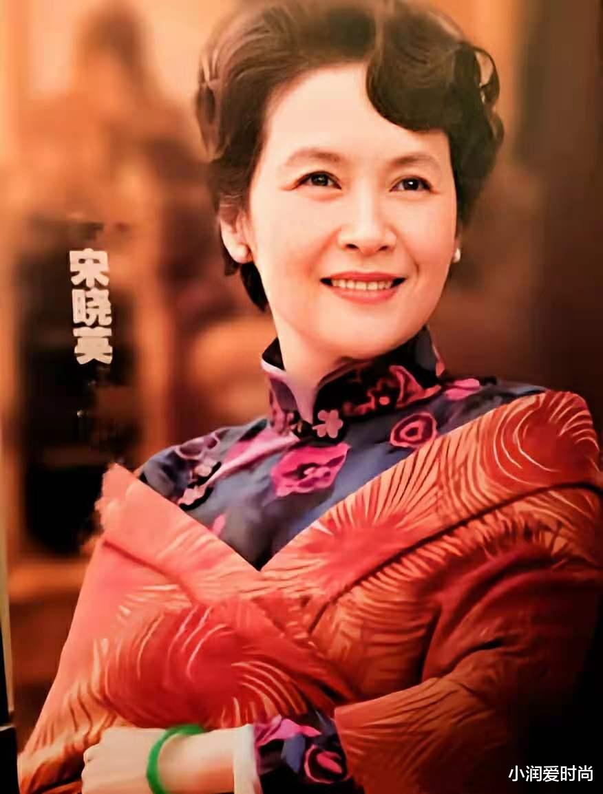 小润爱时尚|66岁宋晓英老年真会穿，旗袍+披肩、西装+半裙，妈妈们照穿贵气
