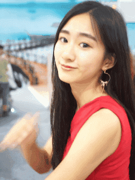 |“姑娘，在办公室千万要注意坐姿，被领导发现了会很尴尬”