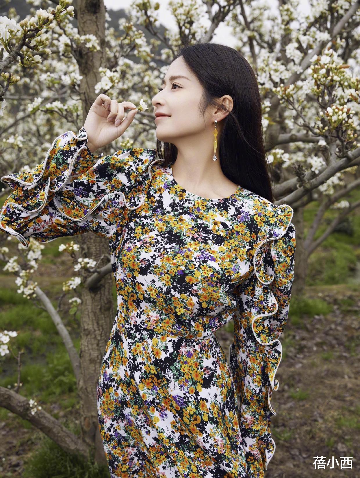 蓓小西|169的颖儿又美出圈了，穿白色吊带裙真漂亮，90斤身材真让人嫉妒