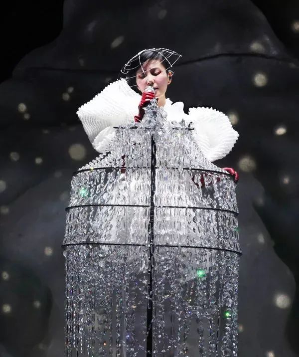 王菲|艳压内娱女星10多年的她，如今画风突变！网友：以前养眼现在辣眼