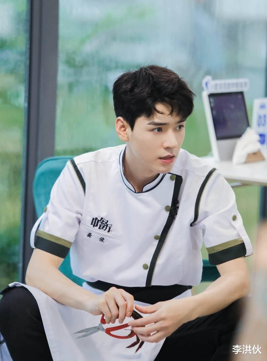 龚俊|继张某瀚之后，龚俊朱一龙被曝参拜神社，是闹乌龙还是确有其事？