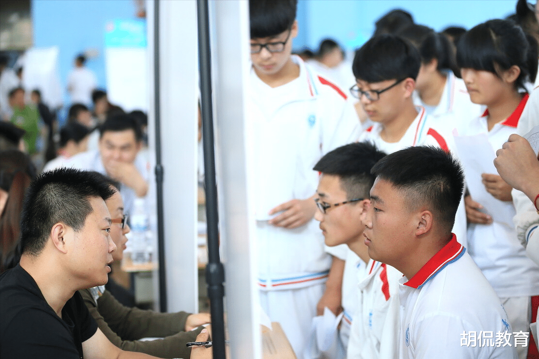 应届生|都说今年大学生难找工作，为何有的应届生仍年薪40万？真相来了！