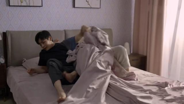 杨超越|杨超越放飞自我，腿翘着的地方让男方无法继续，导演看入迷忘喊停