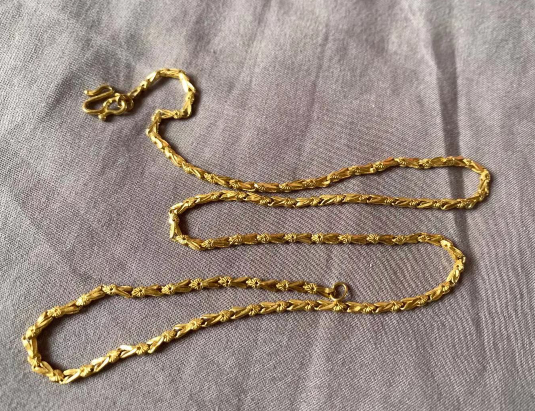 民警 见他人遗落金项链 女子用脚踩住悄悄昧下