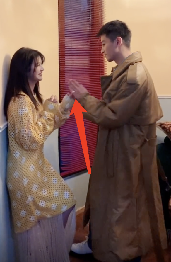 陈晓|陈晓陈妍希击掌壁咚，相视而笑，陈晓被老婆摸脸超害羞