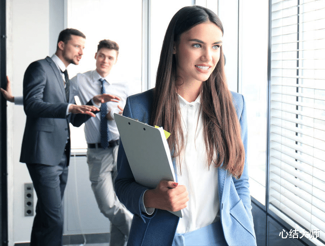 秦皇岛 带老婆出去旅游热情不高，但得知要跟男领导出差，则满脸开心兴奋