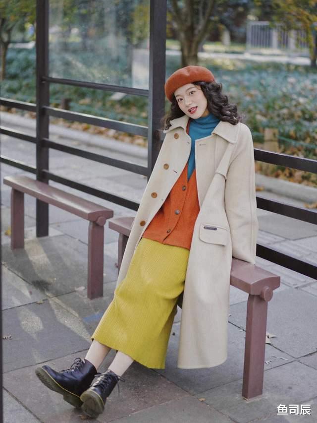 鱼司辰 今冬大衣流行这样穿搭，搭配半身裙和长裤高级洋气，又飒又美