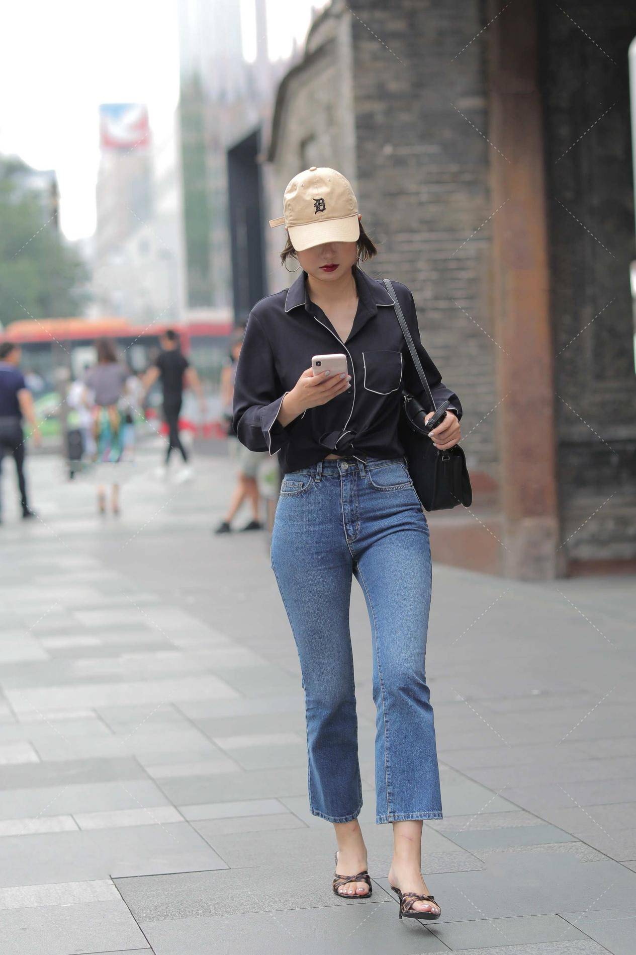 牛仔裤|衬衫加牛仔裤，搭配一款简单大气的鸭舌帽，潮酷十足