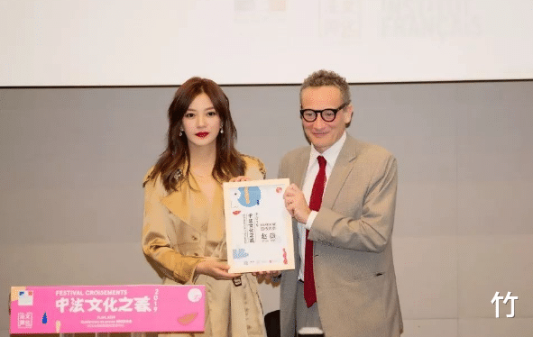 赵薇|赵薇遭封杀后被曝连夜跑路，包专机飞往法国，众明星好友快速撇清关系