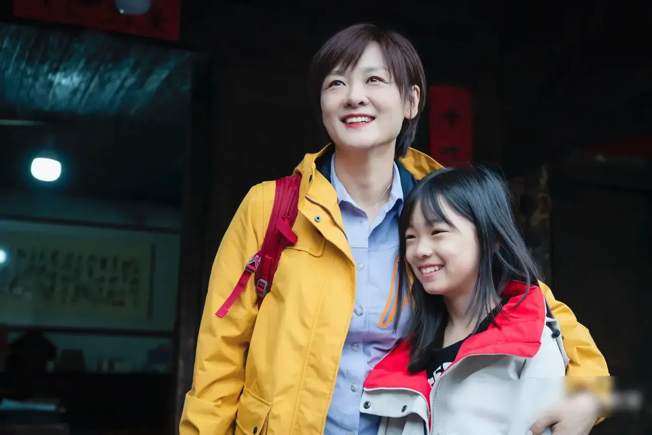 李小萌|前央视主持人李小萌，老公是谁已成谜，她女儿九岁啦，长相不及妈