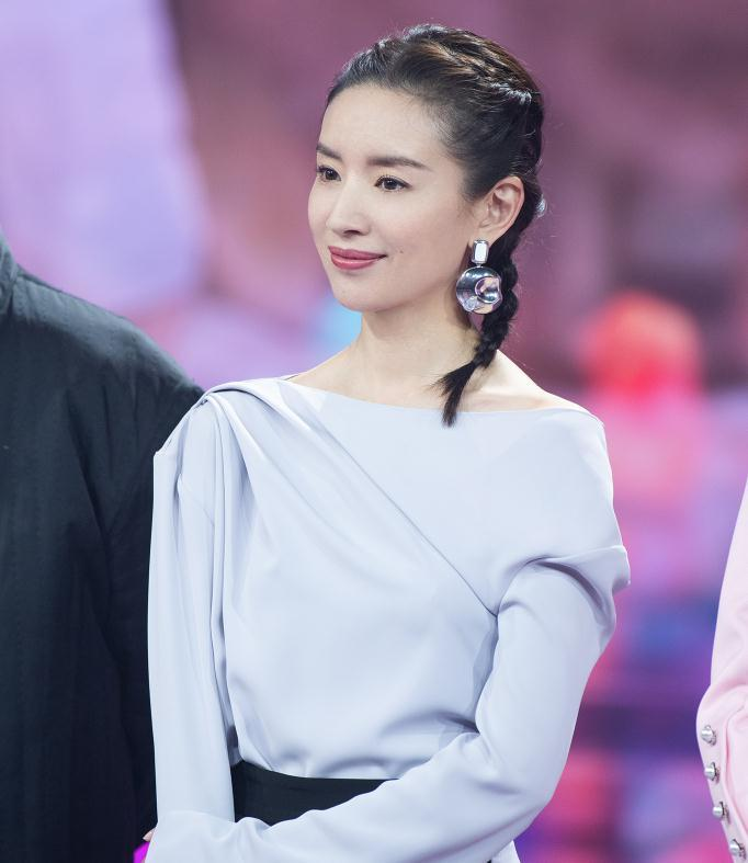 闲鱼有话说|董洁终于找对风格，一身“中国风”造型温婉优雅，气质都变高级了