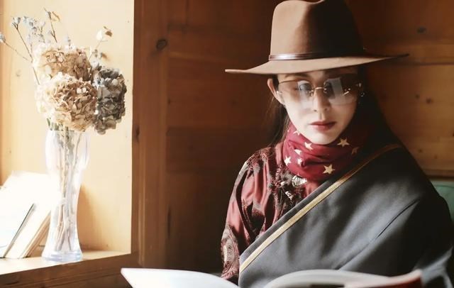 清浅微笑的我|张敏都50多岁了，还是那么英气逼人啊