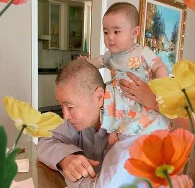 刘诗昆|82岁刘诗昆带妻女开跑车,1岁女儿高颜值随妈,出生身价就达5亿