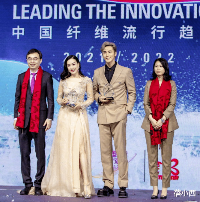 蓓小西|钟丽缇与张伦硕甜蜜亮相,穿裸色低胸礼服裙秀事业线,性感又妩媚