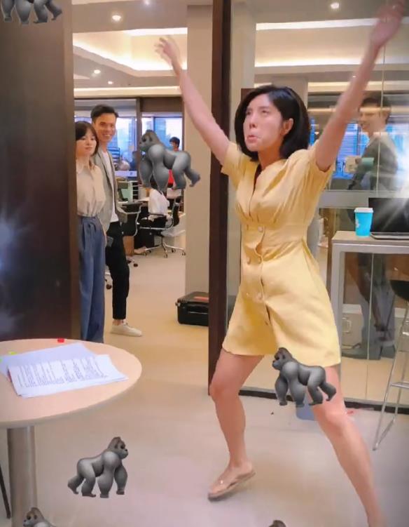 赵奕欢|33岁赵奕欢学猩猩引围观，身材圆润扣子崩到鼓起，却指使男友减肥