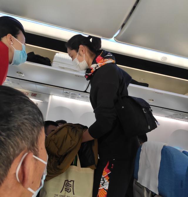 朱婷|接地气！女排朱婷坐经济舱去漳州集训，网友：大长腿能放下吗？