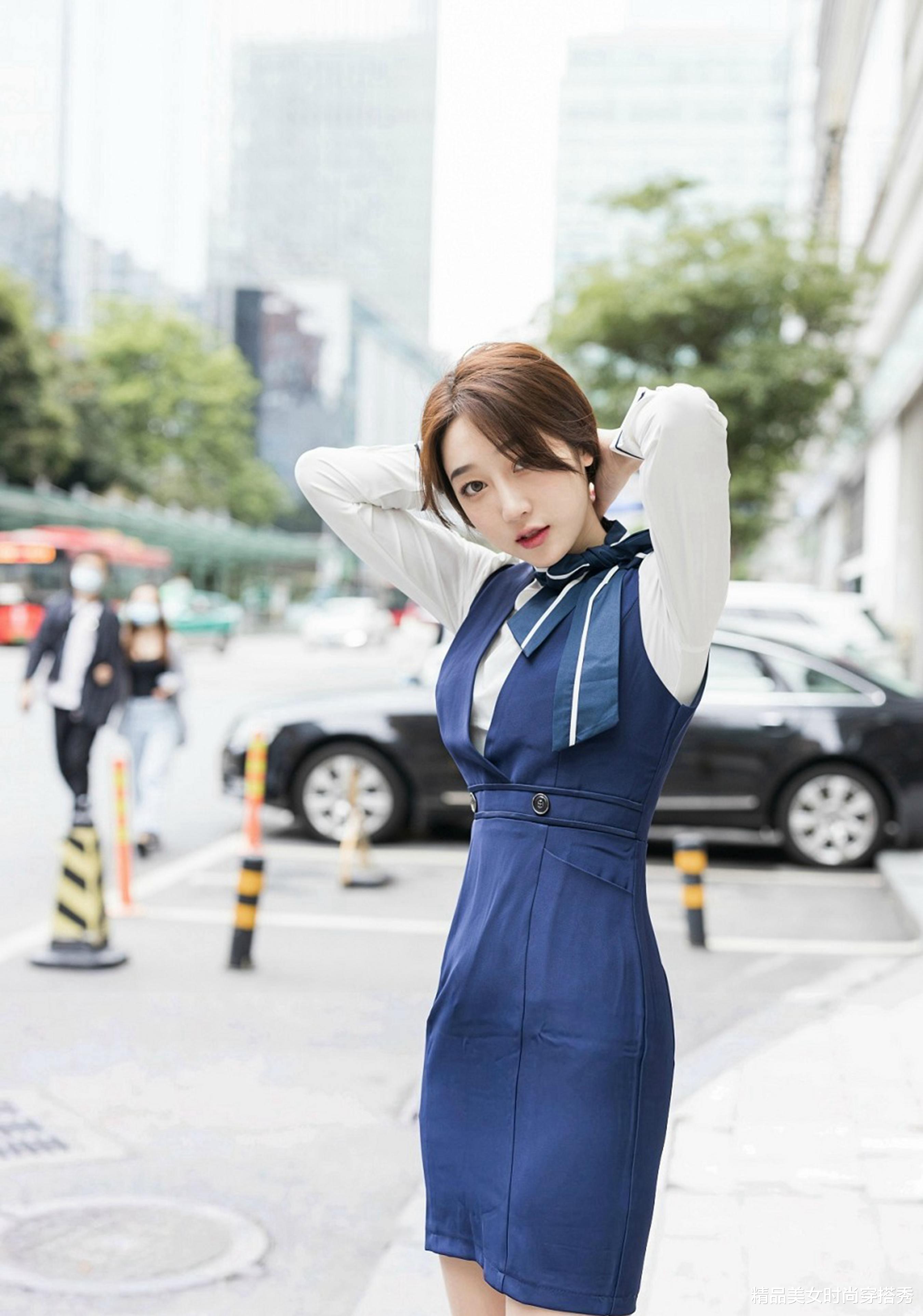 衬衫|白色衬衫外搭蓝色马甲裙时尚中透着职业范，让你轻松成为职场达人