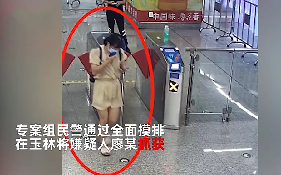 监控视频 38岁女子大庭广众下,地铁上掀裙子直播,竟有1万多人观看