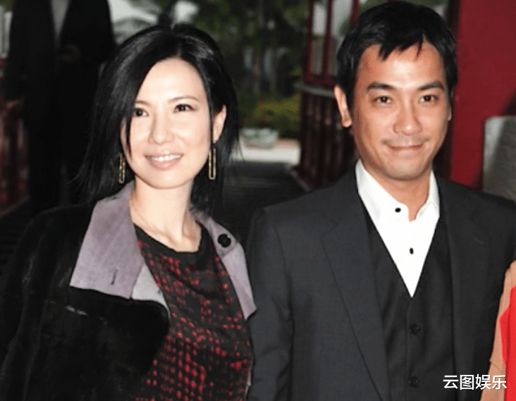 关秀媚|一众老戏骨聚会！55岁关秀媚仍貌美，与小7岁男星相恋15年不结婚