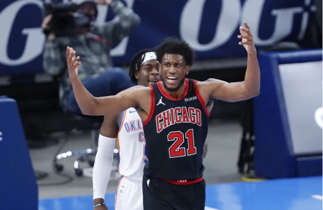 勇士队 美媒建议勇士1换2，单场36分后卫可来投奔，12+6老将当交易添头！