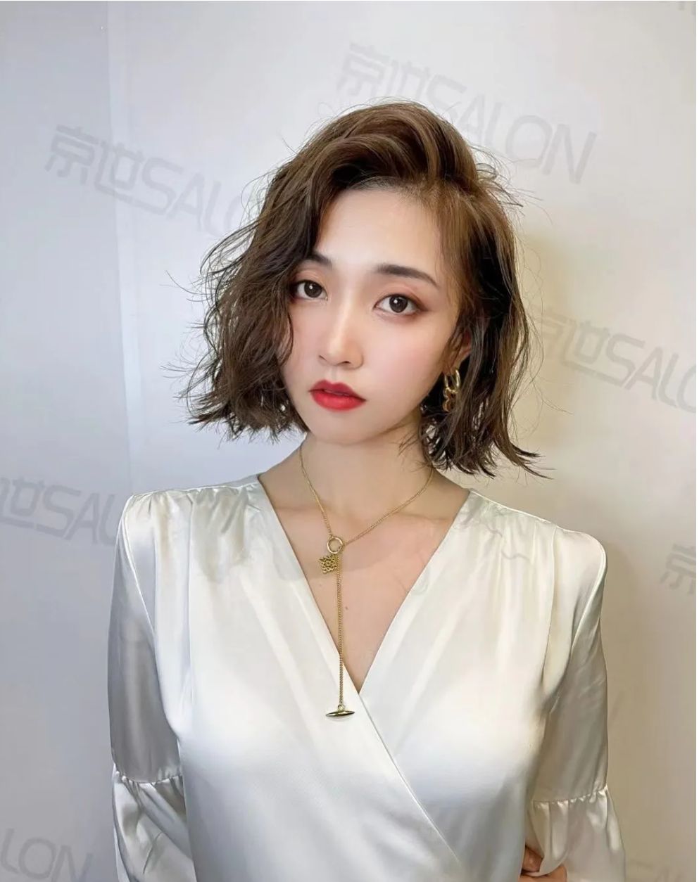 短发 4种人气发型，烫卷剪短染色扎发都很美，元旦发型你会怎么做