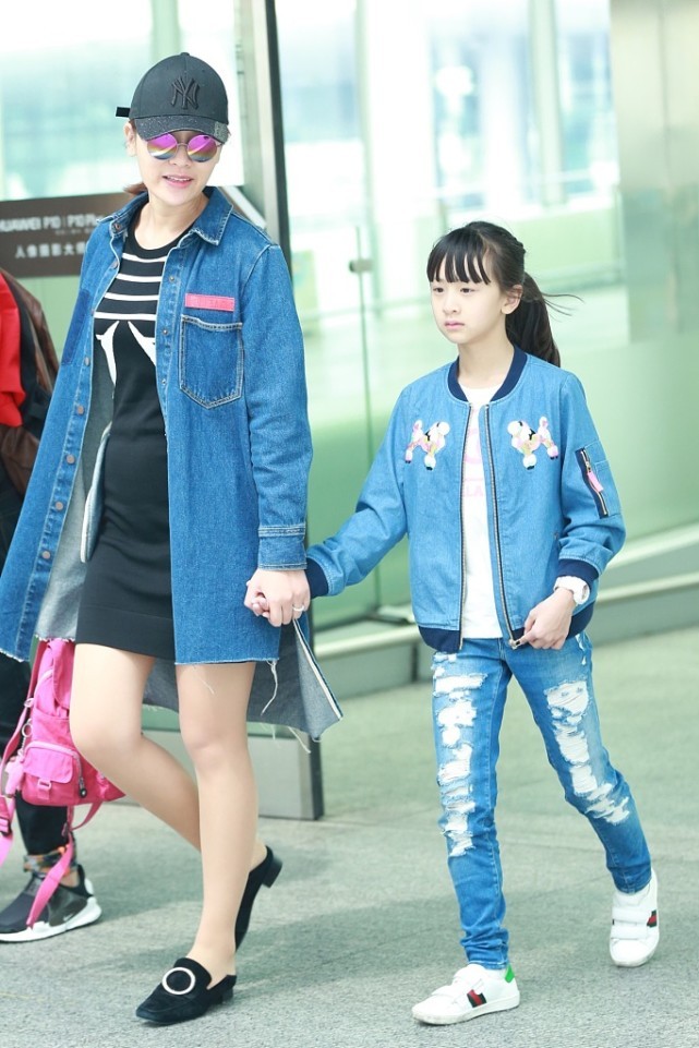 白小白的衣橱|叶一茜虽然是俩孩子的妈，但穿衣还是挺招摇，小露香肩有“心机”