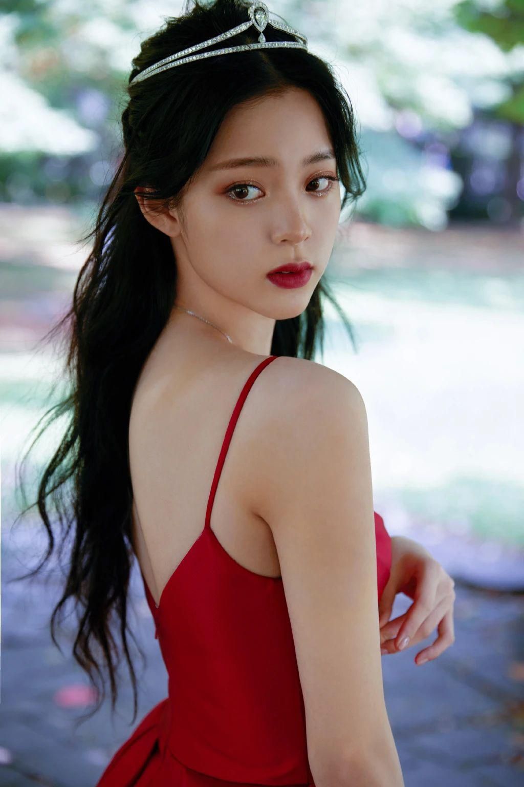 时尚圈的奇葩大喵 大饼脸变美不是梦!汤唯娜比亲身示范,让你瞬间摸到颜值天花板