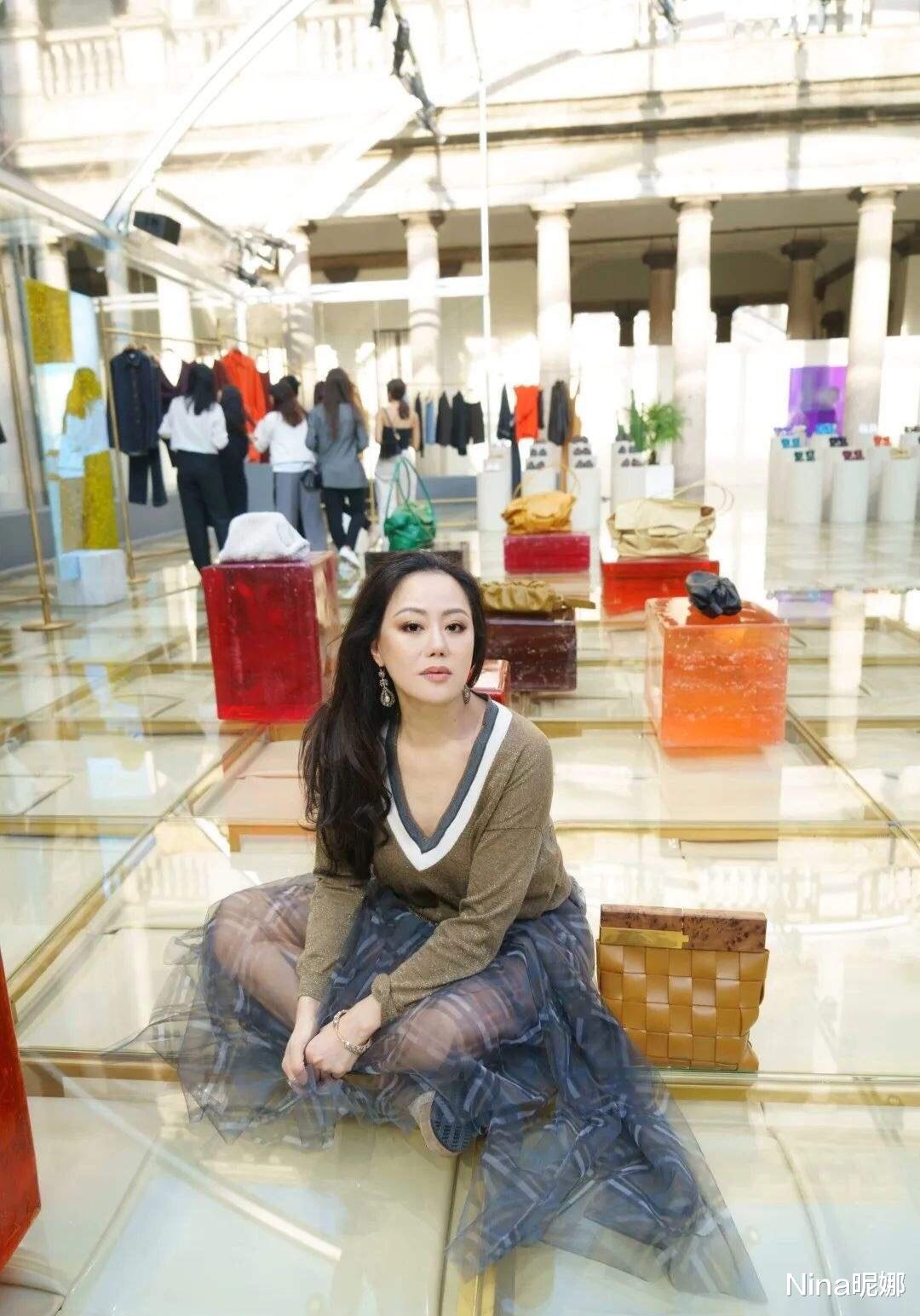 Nina昵娜 58岁章小蕙好奢华!穿西装配半身裙看秀,俩鸽子蛋钻戒让人看羡慕
