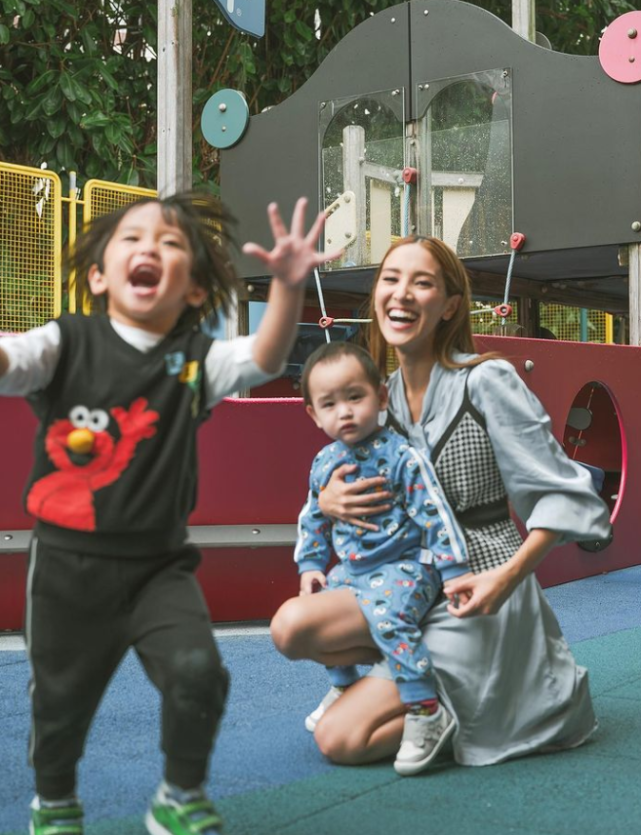 郑嘉颖|郑嘉颖携妻儿拍圣诞全家福，两儿子颜值超高，因年龄差避谈追生女儿