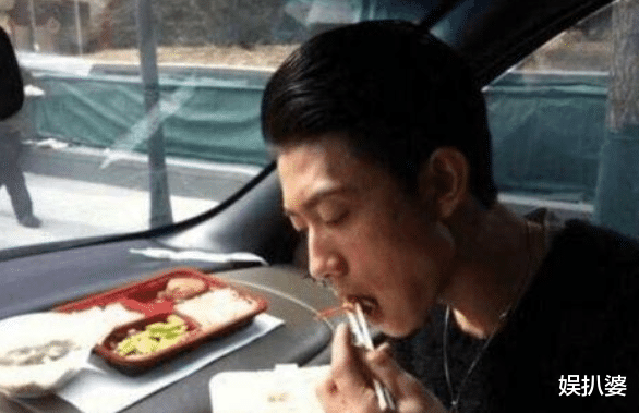 张一山|身价上亿的明星片场如何吃饭：张一山蹲垃圾堆，刘德华不红才怪