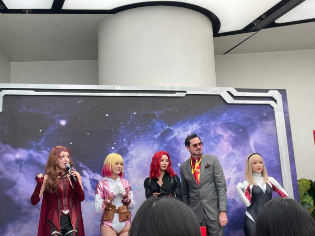 宋祖儿|唐尼寡姐再同台？中文问好还带东北腔，网友：要不是身材我都信了