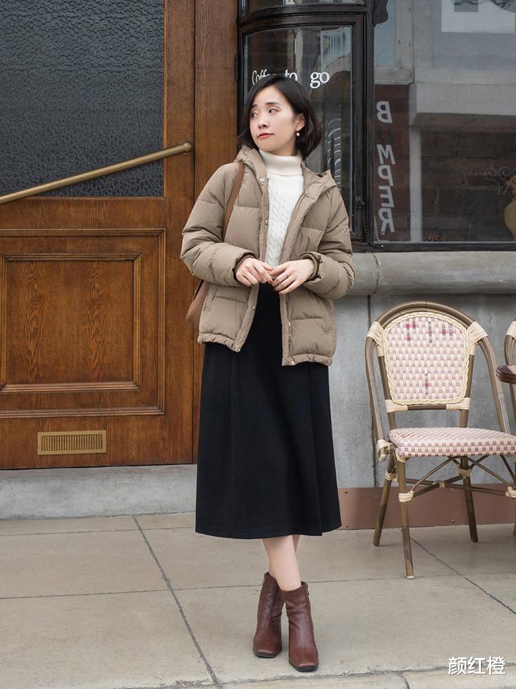 颜红橙 秋冬想要穿得保暖又时尚，用羽绒服搭配牛仔裤或半身裙，高级洋气