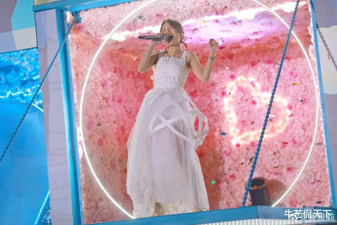 黄雅莉|16年前，那个昙花一现的「过气超女」，过上了九亿少女羡慕的生活！