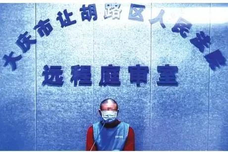 黑龙江大庆：装修地砖、马桶碎片也敢从楼上往下抛？