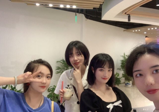 林妙可|林妙可毕业聚餐照曝光，和美女同学同框颜值出众，穿短裤秀美腿