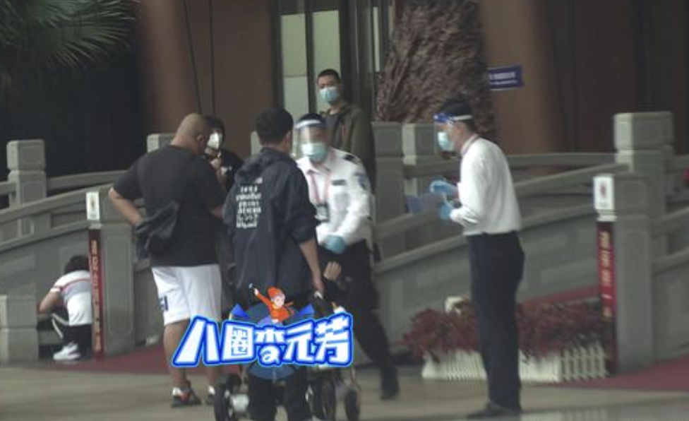 关悦|关悦坐轮椅现身机场疑受伤，佟大为帮提包推轮椅，寸步不离很贴心