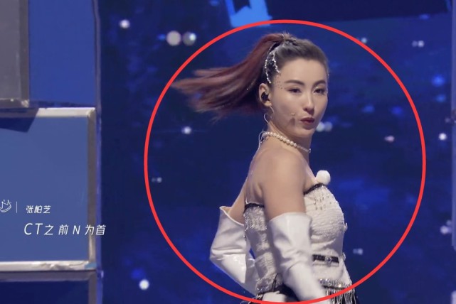 张柏芝|张柏芝学年轻女孩穿短装，侧身那刻拍到肚子，这才是生完三胎该有的样子！