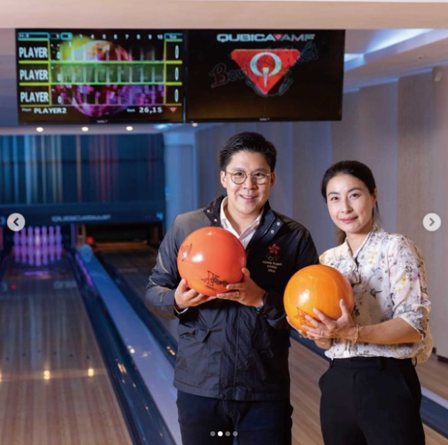 郭晶晶|霍启刚一家周末外出，郭晶晶穿无袖长裙玩滑板，三子女运动天赋满满