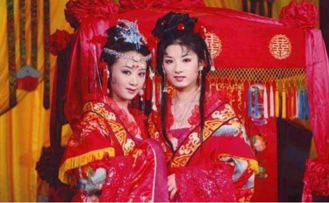 上错花轿嫁对郎|《上错花轿嫁对郎》被翻拍，双女主毫无辨识度，定妆照看着像丫鬟